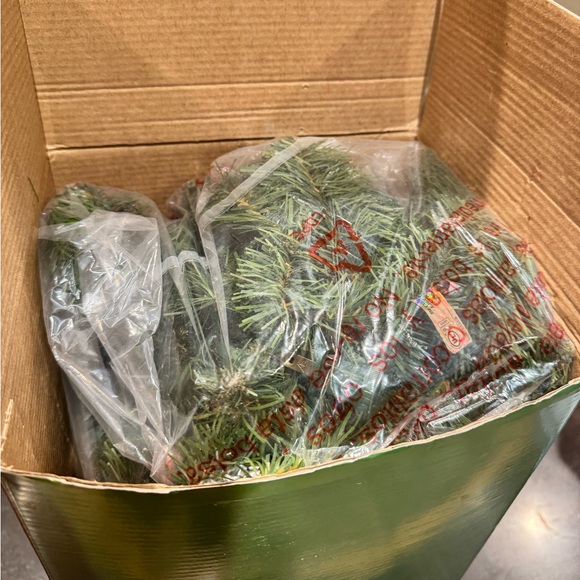 Philips 18ft Prelit Artificial Pine Garland (Clear Lights) - Picture 5 of 7